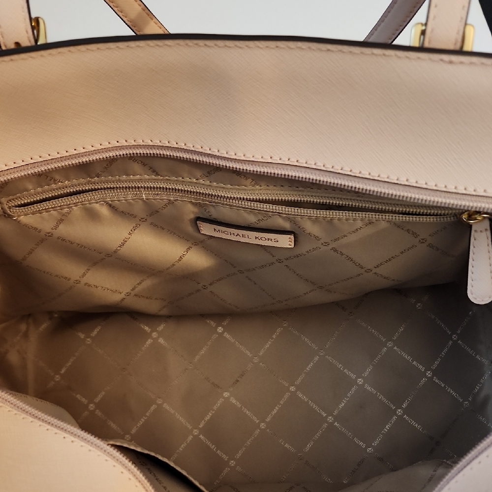 Michael Kors Gilly Large Drawstring Tote And Wallet. Hotel Kors Limited Edition - Picture 5 of 15